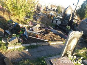 В Харькове священник снес джипом могилы