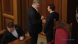 Зеленський потиснув руку Порошенко