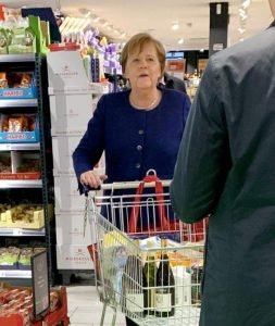 Меркель ходить без маски в супермаркети