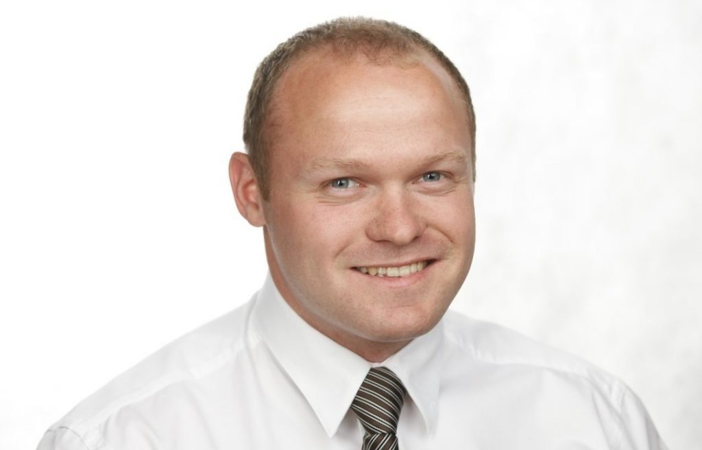 В России депутат от «Единой России» избил школьника за шумное поведение.