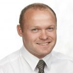 В России депутат от «Единой России» избил школьника за шумное поведение.