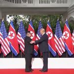 Трамп и Ким пожали друг другу руки (Видео)