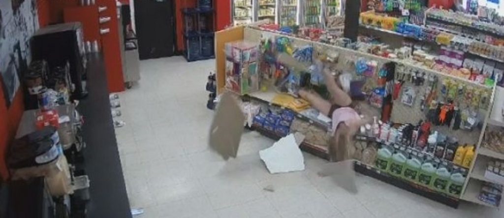 Невероятное задержание: мошенники пытались убежать через вентиляцию, защищались семечками, падали с крыши (ВИДЕО)