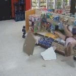 Невероятное задержание: мошенники пытались убежать через вентиляцию, защищались семечками, падали с крыши (ВИДЕО)