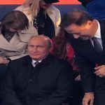 "Испуганный пожилой человек": в сети высмеяли фото "придавленного" Путина на концерте к ЧМ-2018 - Видео