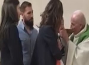 Священник ударил ребенка, потому что он расплакался во время крещения (+Видео)