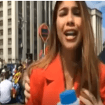 В России футбольный болельщик схватил журналистку за грудь в прямом эфире (ВИДЕО)