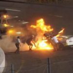 Отец спас сына вытащив из горящего автомобиля во время гонки NASCAR. Видео