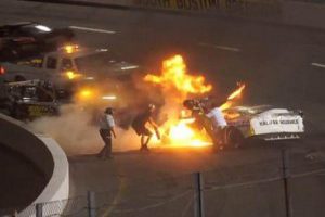 Отец спас сына вытащив из горящего автомобиля во время гонки NASCAR. Видео