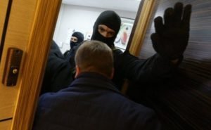Киевский горсовет атаковали: активисты прорвали полицейский кордон, начались потасовки