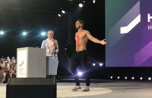 Стриптиз для Юлии Тимошенко: Активист показал, куда, по его мнению, ведет курс депутатки. ВИДЕО