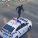ВИДЕО ДНЯ: На Крещатике хулиган пробежался по машине офигевших патрульных.