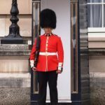 Не удержался: британский гвардеец жестко проучил назойливую туристку. Видео