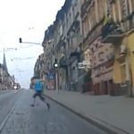 Во Львове ограбивший магазин парень выбежал прямо на полицейских. Видео