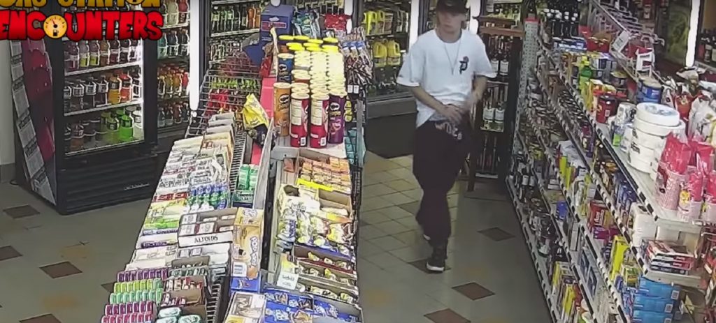 Парень обокрал торговый центр и принял решение устроится в него на работу. Видео