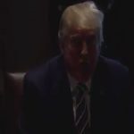 На словах Трампа о спецслужбах России в Белом доме погас свет. Видео