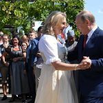 Танец Путина с невестой и тост на немецком с бумажки. Видео