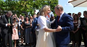 Танец Путина с невестой и тост на немецком с бумажки. Видео