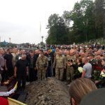 Массовая драка на кладбище во время похорон воина АТО во Львове. Видео