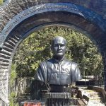 Журналисты обнаружили на севастопольском кладбище бюст Януковича-младшего. Видео