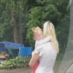 Услуги оказывает на заднем сиденье, а ребенок сидит на переднем: проститутка выходила на "работу" вместе с дочерью. ВИДЕО