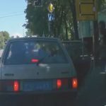 Как "мусорам" их же мусор в "мусорской" автомобиль парень забрасывал. Видео