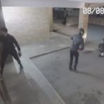 Эпическая неудача дня: грабитель случайно вырубил кирпичом подельника. Видео