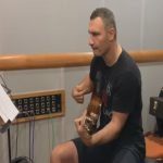 Виталий Кличко исполнил на гитаре хит группы The Beatles. Видео