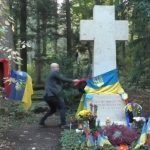 Британский журналист Грэм Филлипс поглумился над могилой Бандеры.