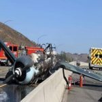 Самолет времен Второй Мировой рухнул на шоссе в США и создал пробку в 50 км. Видео