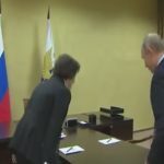 В России губернатор по ошибке занял место Путина на встрече. Видео