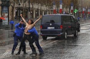 Кортеж Трампа в Париже «атаковали» обнаженные активистки Femen. Видео