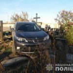 В Харькове священник снес джипом могилы на кладбище. Видео