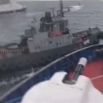 В сесть выложили видео, как российский корабль протаранил украинское судно. Видео