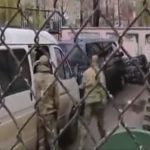 Российские оккупанты привезли на "суд" захваченных в плен украинских моряков. Видео