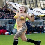 Голая девушка выбежала на поле и начала приставать к футболистам. Видео