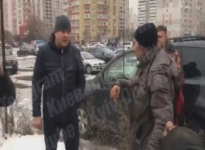 В Киеве лихой дворник со стрельбой напал на бездомных воров макулатуры. Видео