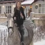 Наталья Поклонская забралась на коня и опозорилась на весь интернет. Видео