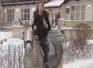 Наталья Поклонская забралась на коня и опозорилась на весь интернет. Видео