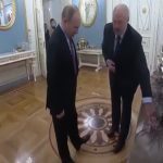Лукашенко в Кремле подарил Путину четыре мешка картошки на Новый Год. Видео