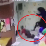 ШОК! В игровой комнате «Детского мира» Запорожья разъяренная мать избила ребенка ногами. Видео