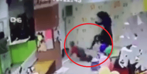 ШОК! В игровой комнате «Детского мира» Запорожья разъяренная мать избила ребенка ногами. Видео