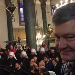 Рядом с Порошенко упал в обморок священник. Видео