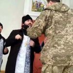 Молилась на украинском: священник РПЦ выгнал из храма дочь бойца ВСУ. Видео