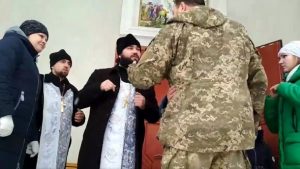 Молилась на украинском: священник РПЦ выгнал из храма дочь бойца ВСУ. Видео