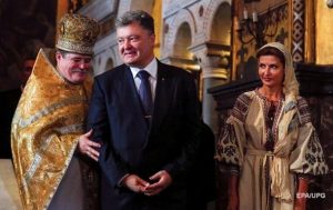 "Поставьте свечу в церкви", - Порошенко обругал мужчину, который спросил его о борьбе с коррупцией. Видео