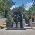 Две камеры, два прожектора, громкоговоритель и собака: как охраняется могила Януковича младшего в Крыму. Видео