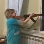 Домохозяйка ''ДНР'' с автоматом устроила ''праздничную'' стрельбу из окна. Видео