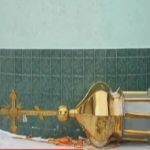 Священник Московского патриархата сбросил купол из церкви и вынес все иконы. Видео