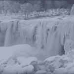 Замерз Ниагарский водопад: впечатляющее видео